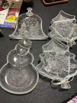 Glass Xmas plates 