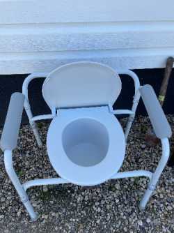 Commode chair 