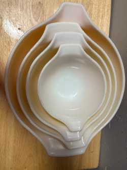 Pyrex bowls 