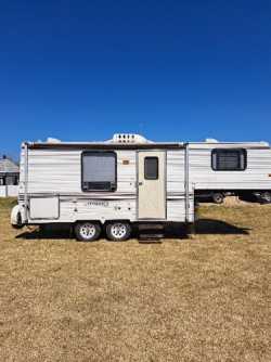 Fifth wheel camper 