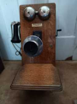 Antique telephonr